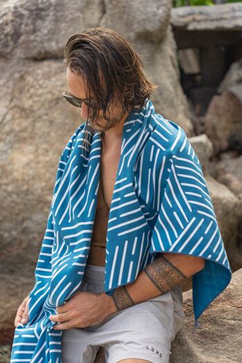 Grande serviette bleue à séchage rapide compacte 100 % recyclée pour le yoga, la natation, le camping, la plage 4