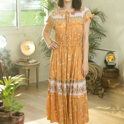Long apricot dress, tied with bohemian print, fitted at the waist with cap sleeve