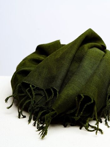 Dzukou Timeless Silk - Foulard en soie Eri tissé à la main - Soie végétalienne - Soie Ahimsa - Soie de la paix - Fait à la main - Vert olive - Mode lente 1