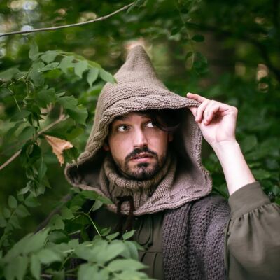 Capuche magique tricotée à la main couleur avoine laine végétalienne chapeau de sorcière magicien druide mystique médiéval