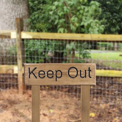 Graviertes Holzschild 30 cm mit Pfosten - "Keep Out"