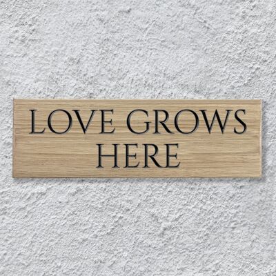 Cartello in quercia inciso 30 cm - "L'amore cresce qui"