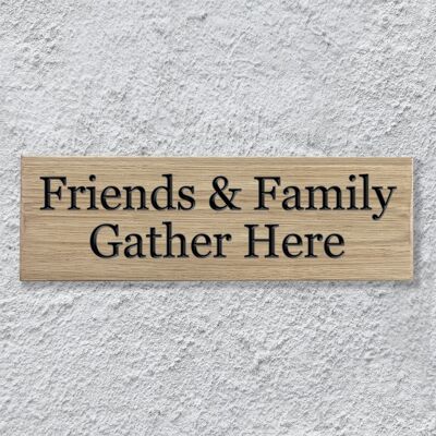 Cartello in quercia inciso 30 cm - "Amici e famiglia si riuniscono qui"