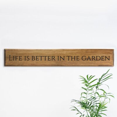 Cartello in legno inciso 60 cm - "La vita è migliore in giardino"
