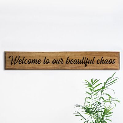 Cartello in legno inciso 60 cm - "Benvenuto nel nostro bellissimo caos"
