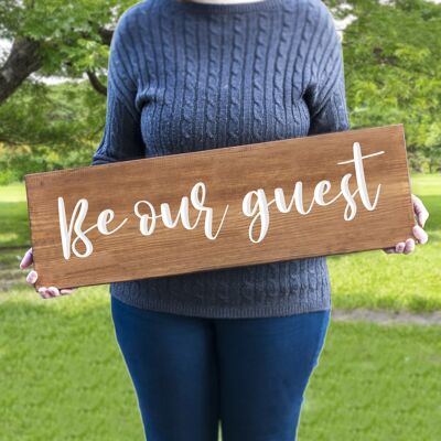 Letrero de madera grabado - "Be Our Guest"