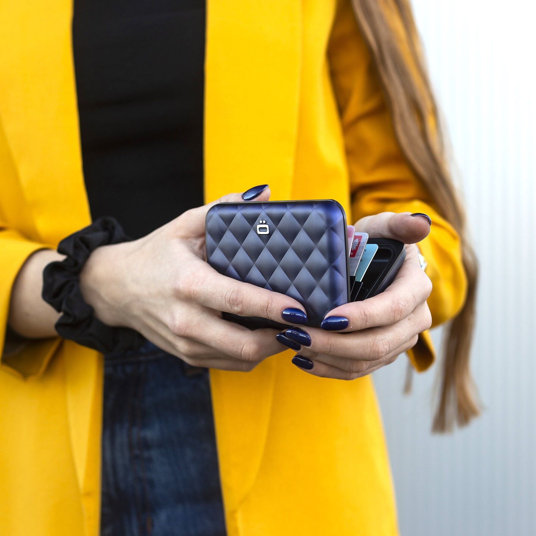 HELSINKI – Gesteppter Kartenhalter aus Aluminium