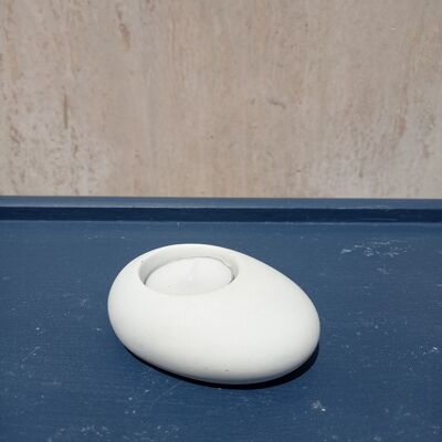 Pebble tealight holder in white concrete