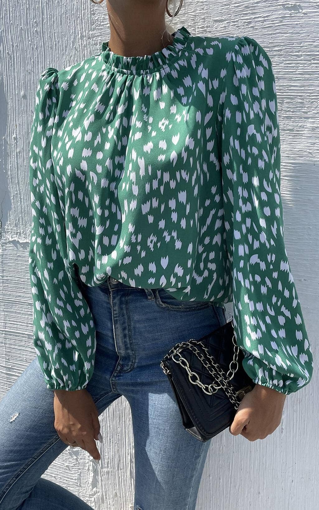 Top a collo alto con stampa animalier e dettaglio di volant in verde