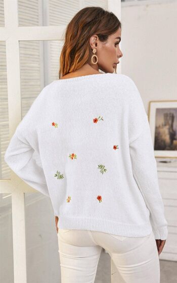 Pull à col en V et fleurs brodées en blanc 2