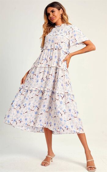 Robe bohème smockée à imprimé floral avec volants et ourlet à nouer dans le dos en blanc 3