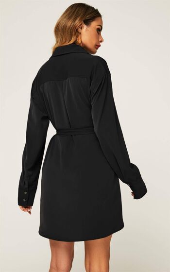 Mini-robe chemise oversize arrondie fendue sur le côté en noir 3