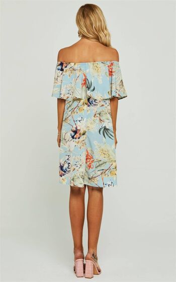 Jolie mini-robe Bardot à volants et épaules dénudées à imprimé floral en bleu 3