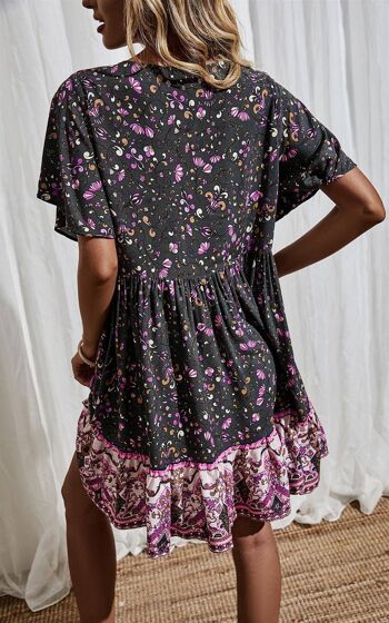 Mini-robe violette à imprimé fleuri et boutonnée sur le devant en noir 4