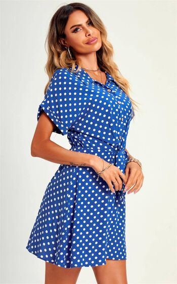 Mini-robe chemise décontractée à pois et nouée sur le devant en bleu 3
