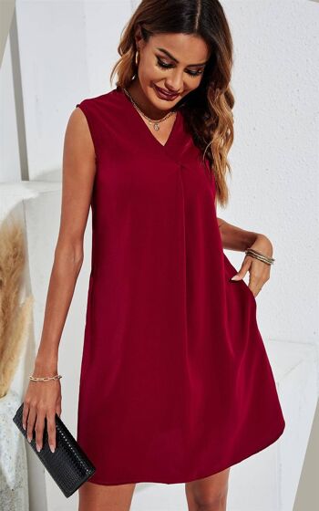 Mini robe smockée à col en V et épaules dénudées en rouge vin 1