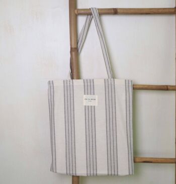 Petit sac gris à rayures multiples