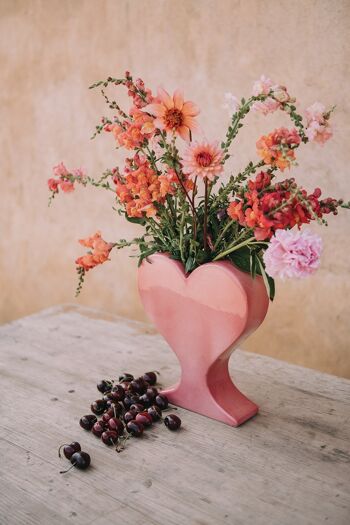 Vase coeur en céramique rose fait main 3