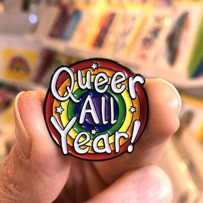 Queer All Year LGBTQ Emaille Pin Anstecker