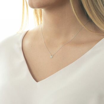 Collier Lettre "M", or blanc 14K avec diamants 3