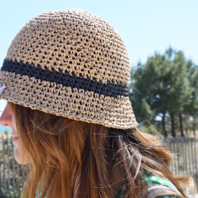 Spezieller Feiertags-Eimer-Hut der Frau in natürlichem Bast, handgehäkelt