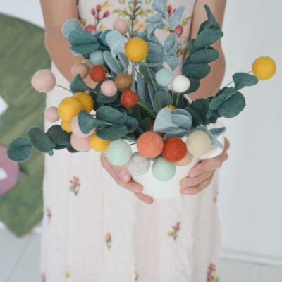 Bouquet durable en boules de laine feutrée et feuilles en laine mérinos