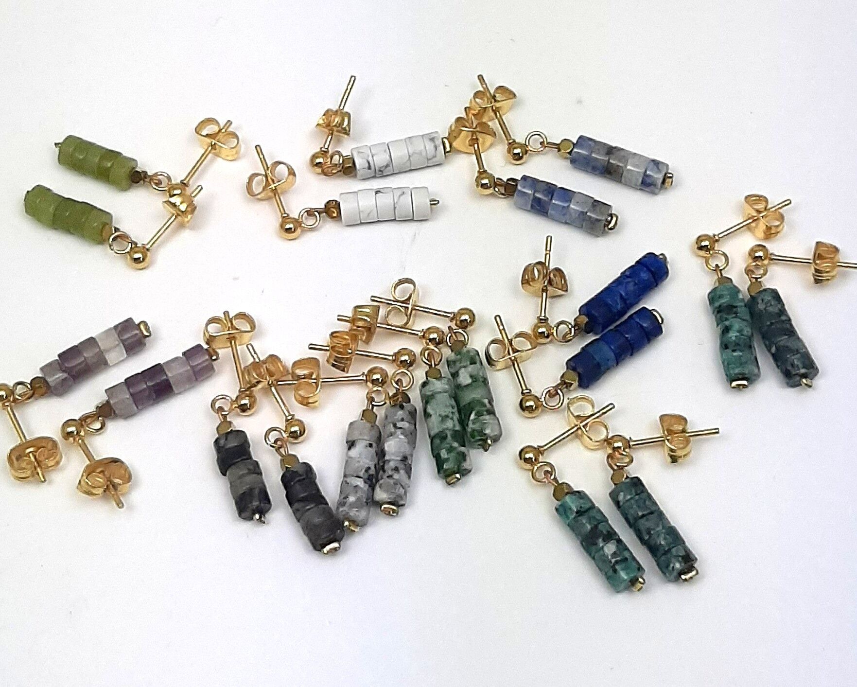 Orecchini a bottone con pietre preziose cubiche