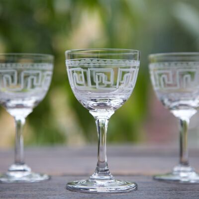 Un set di sei bicchieri da liquore in cristallo con design a chiave greca