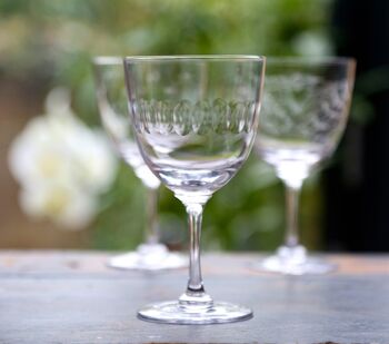Une paire de verres à vin en cristal avec un design de lentille 1