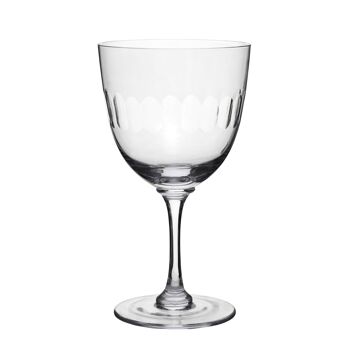 Une paire de verres à vin en cristal avec un design de lentille 2