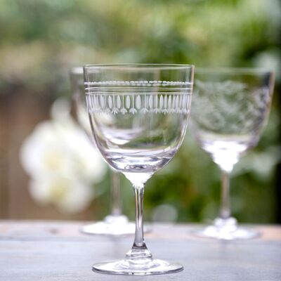 Un par de copas de vino de cristal con diseño de óvalos
