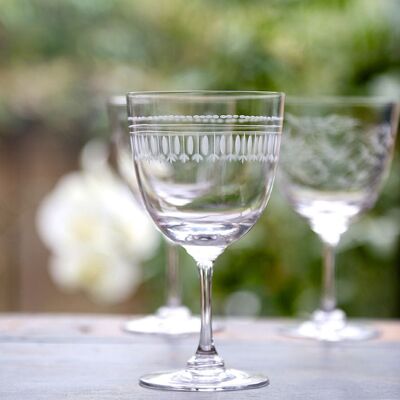 Un paio di bicchieri da vino in cristallo con design ovale