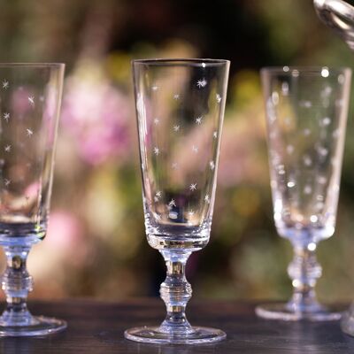 Ein Set aus vier Kristall-Champagnerflöten mit Sternendesign