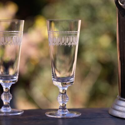 Un juego de cuatro copas de champán de cristal con diseño de óvalos