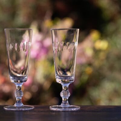 Un set di quattro flute da champagne in cristallo con design a lente
