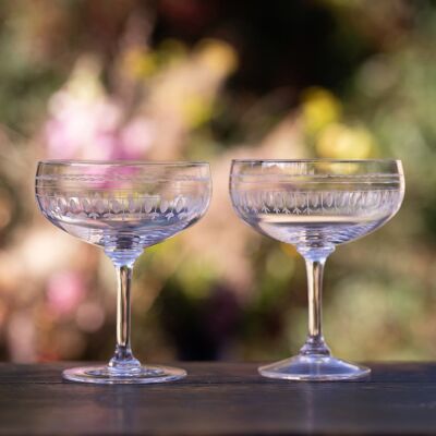 Un ensemble de quatre verres à cocktail en cristal avec un design ovale