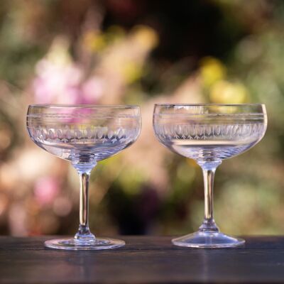 Un set di quattro bicchieri da cocktail in cristallo con design ovale