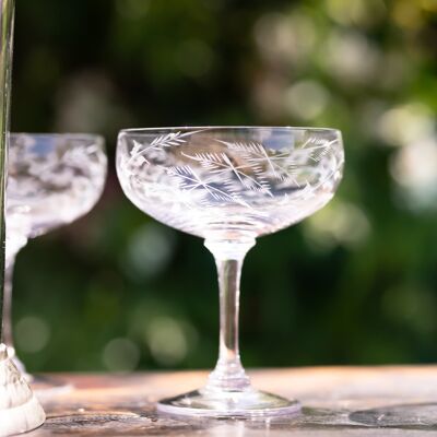 Un ensemble de quatre verres à cocktail en cristal avec motif fougère