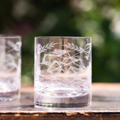 Un par de copas de whisky de cristal con diseño de helecho
