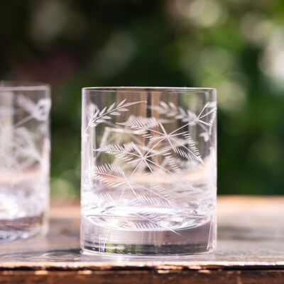 Une paire de verres à whisky en cristal avec motif fougère
