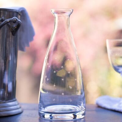 Una jarra de mesa de cristal au design étoilé.