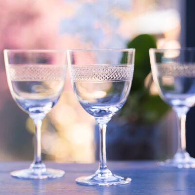 Un juego de seis copas de vino de cristal con diseño de bandas