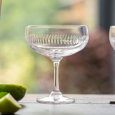 Un set di quattro bicchieri da cocktail in cristallo con design Spears