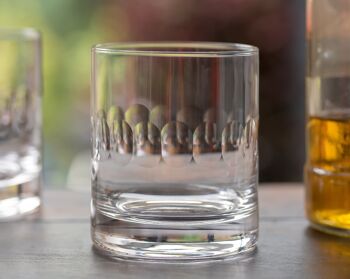 Une paire de verres à whisky en cristal avec un design de lentille 1