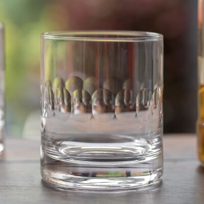Une paire de verres à whisky en cristal avec un design de lentille
