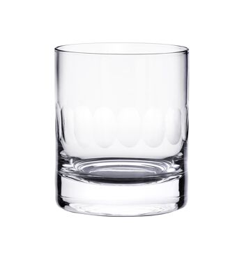 Une paire de verres à whisky en cristal avec un design de lentille 2