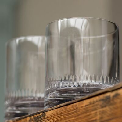 Un par de copas de whisky de cristal con diseño de lanzas