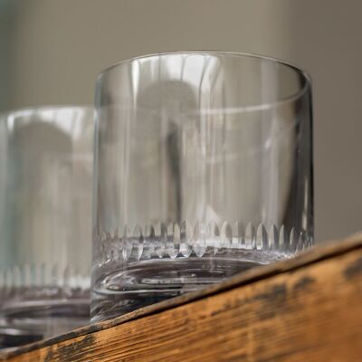 Un par de copas de whisky de cristal con diseño de lanzas