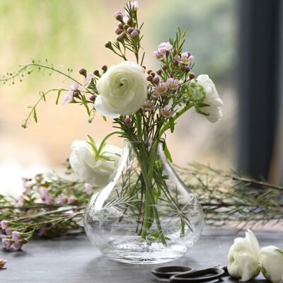 Un petit vase en cristal avec un motif de fougère