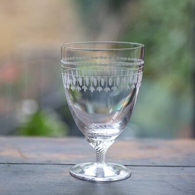 Un set di sei bicchieri da bistrot in cristallo con design ovale